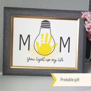 Mãe, você ilumina minha vida. Lembrança de impressão de mão para impressão.