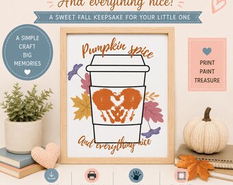 Può includere: Stampa incorniciata con un design a tazza di caffè, con impronte di mani arancioni a forma di cuore. Le parole "Pumpkin Spice" e "And everything nice!" sono scritte sopra e sotto la tazza. Un ricordo autunnale.