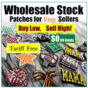 Puede incluir: Una colección de parches coloridos con varios diseños, incluyendo estrellas, equipamiento deportivo y la palabra "MAMA". La imagen también presenta texto que dice "Wholesale Stock Patches for Etsy Sellers" y "Buy Low, Sell High!"