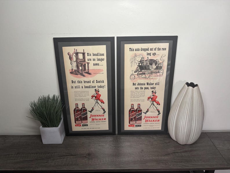 Set of 2 Vintage Framed 1943 Johnnie Walker Scotch Whiskey Advertisements *Antique Mid Century Bar Decoration* bild 5