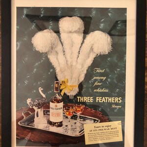 Anuncio de whisky Three Feathers vintage enmarcado de 1944