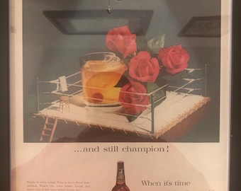Könnte beinhalten: Eine Vintage-Werbung für Four Roses Bourbon-Whiskey. Die Anzeige zeigt ein Glas Whiskey mit Eis und einer Kirsche, umgeben von roten Rosen. Der Text lautet "...und immer noch Champion!" und "Wenn es Zeit ist, das Beste zu genießen...ist es Zeit für FOUR ROSES."
