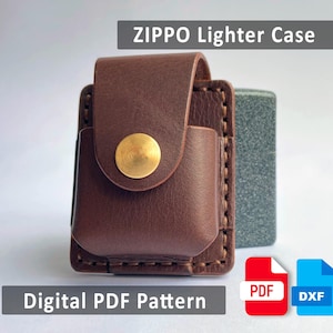 Op de afbeelding: Een bruine leren Zippo aanstekerhouder met een goudkleurige knoopsluiting. De houder is gestikt met een contrasterende draad en heeft een zakje voor de aansteker. De tekst "ZIPPO Lighter Case" en "Digital PDF Pattern" worden weergegeven.