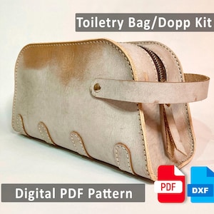 Könnte beinhalten: Eine hellbraune Leder-Kulturtasche oder Dopp Kit mit Reißverschluss und Griff. Die Tasche hat dekorative Nähte und den Text "Toiletry Bag/Dopp Kit" und "Digital PDF Pattern".