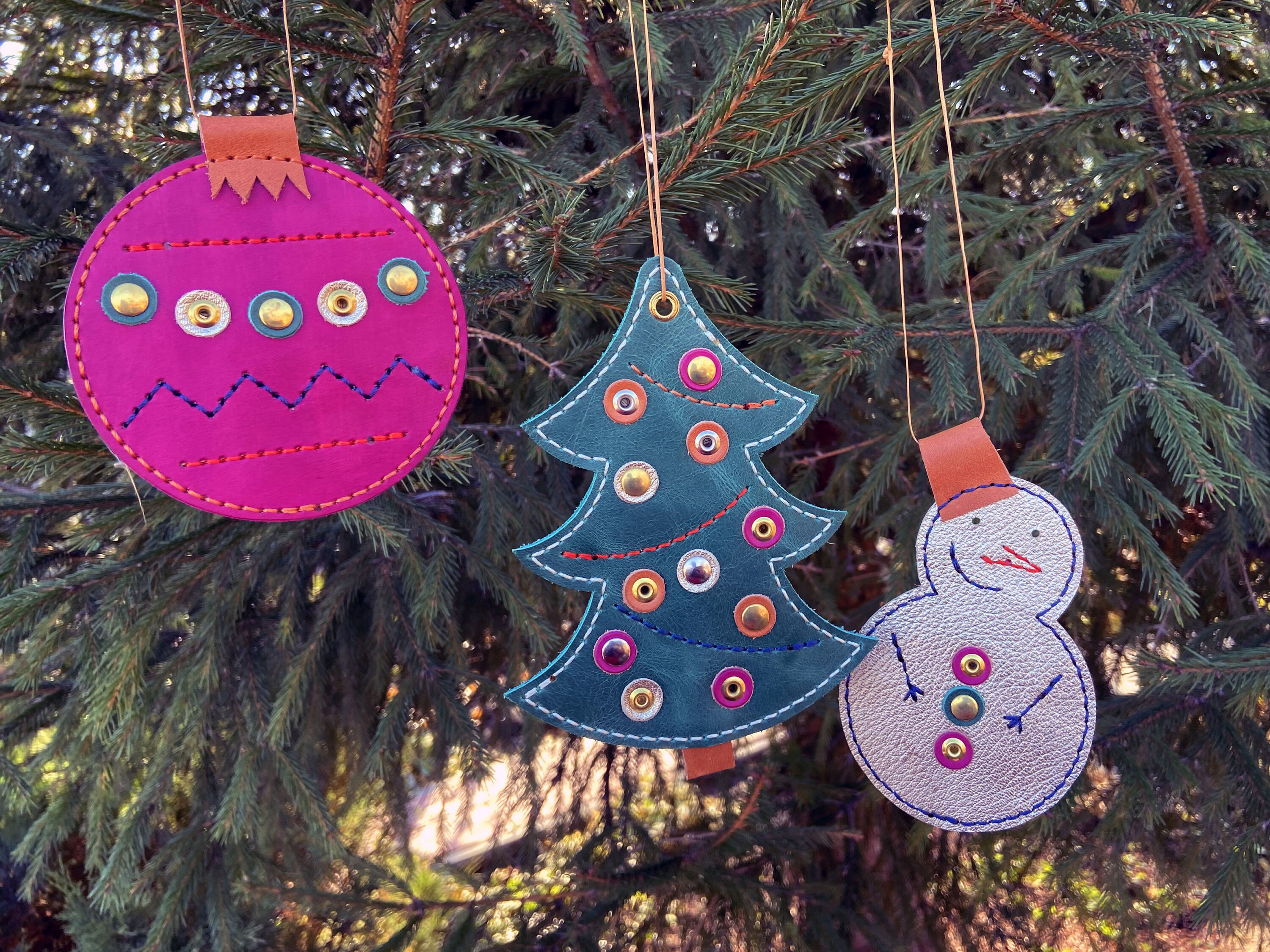 diy-christmas-tree-decorations-leather-patterns-tree-snowman-and-ball