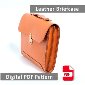 Op de afbeelding: Een bruinleren aktetas met een klepsluiting en een goudkleurige sluiting. De aktetas heeft een handvat aan de bovenkant en een rechthoekige vorm. De tekst "Leather Briefcase" en "Digital PDF Pattern" worden weergegeven.
