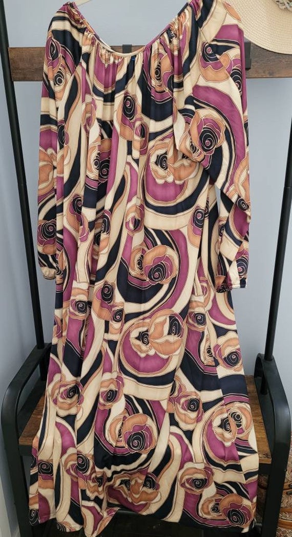 1970s vintage dress. fabulous Fun swirl print wit… - image 2