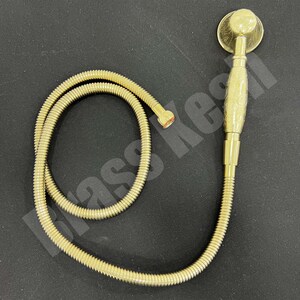 Pu&ograve; includere: Un set doccia dorato. Il soffione &egrave; rotondo con un piccolo motivo decorativo. L'impugnatura ha un design inciso. Il tubo flessibile &egrave; a spirale e collegato al soffione.