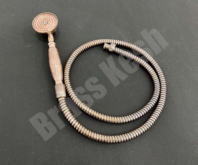 Pu&ograve; includere: Soffione doccia color rame con flessibile abbinato. Il soffione ha una piastra di spruzzo rotonda e un manico decorativo con un design inciso. Il tubo flessibile &egrave; a spirale e collegato al soffione.
