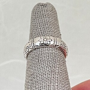 Anello con motivo floreale in argento sterling