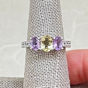 Anello in argento sterling con ametista e prasiolite incisa