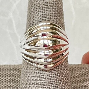 Anello a cupola a costine in argento sterling