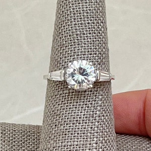Solitario in argento sterling con zirconi cubici rotondi con anello baguette