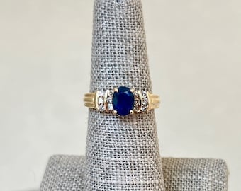 Anillo de oro amarillo de 14 quilates con zafiro azul y diamantes de 1,26 ct