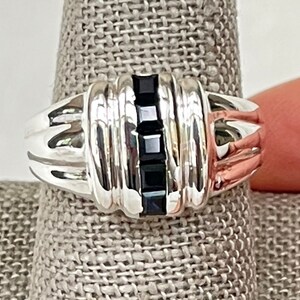 Anello con zaffiro a passo quadrato in argento sterling
