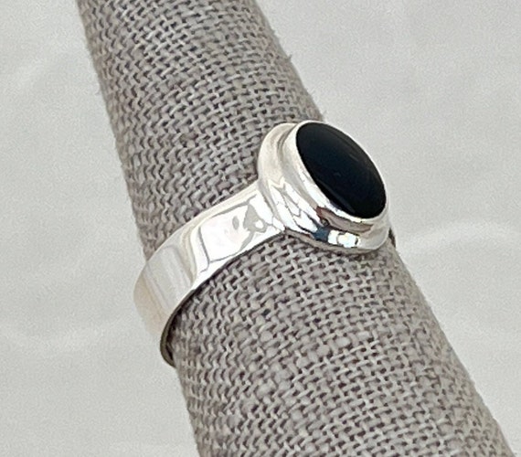 Vintage Sterling Silver Oval Black Onyx Ring - image 3