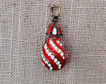 Colgante de huevo de cristal de Swarovski y esmaltado rojo guilloché estilo Fabergé