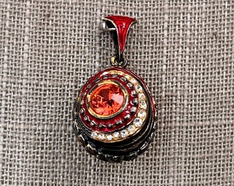 Colgante de huevo esmaltado rojo guilloché estilo Fabergé esterlina