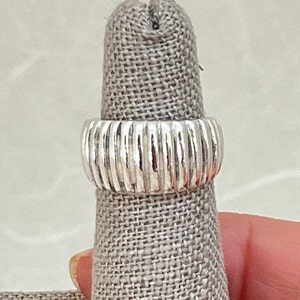 Anello a costine in argento sterling