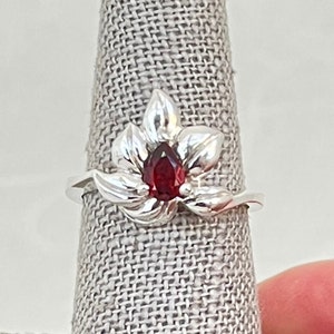 Anello floreale granato in argento sterling