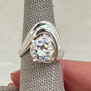 Anello curvo organico in argento sterling con zirconi cubici