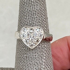 Cuore vintage in argento sterling con anello con accenti di zirconi cubici