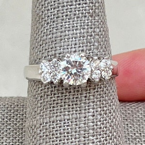 Anello in argento sterling con zirconi cubici rotondi con accenti