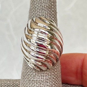 Anello a cupola a costine in argento sterling