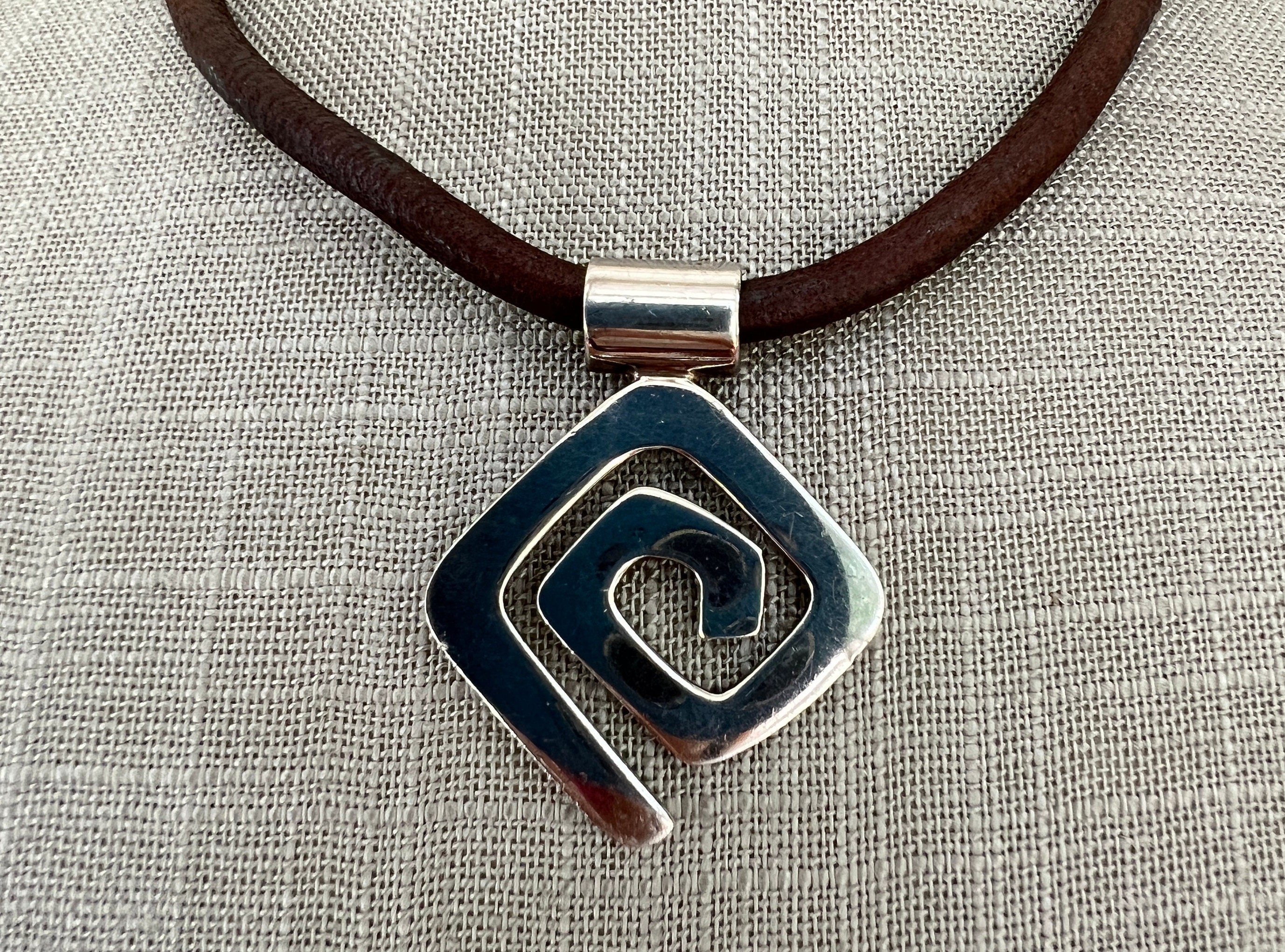 STRONG VOID LEATHER NECKLACE SILVEROurs