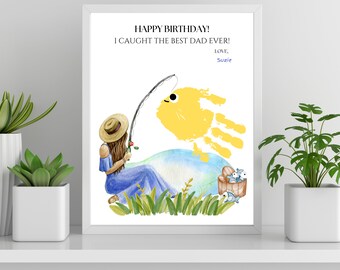 Könnte beinhalten: Eine Aquarell-Illustration eines Mädchens, das mit einer Angelrute angelt. Das Mädchen trägt ein blaues Kleid und einen Strohhut. Sie hat einen gelben Handabdruckfisch mit einem Smiley-Gesicht gefangen. Der Text lautet "Happy Birthday! I caught the best dad ever! Love, Susie."