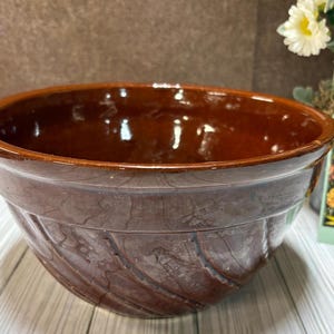 Vintage farmhouse swirl mixing bowl in brown.