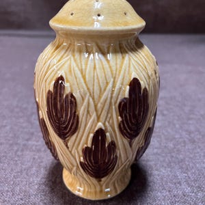 Lovely vintage ceramic kitchen shaker