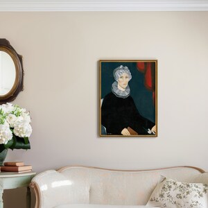 Op de afbeelding: Een schilderij van een vrouw die een witte kanten kraag en een witte muts draagt. Ze zit op een stoel met een donkerblauwe achtergrond en een rood gordijn.