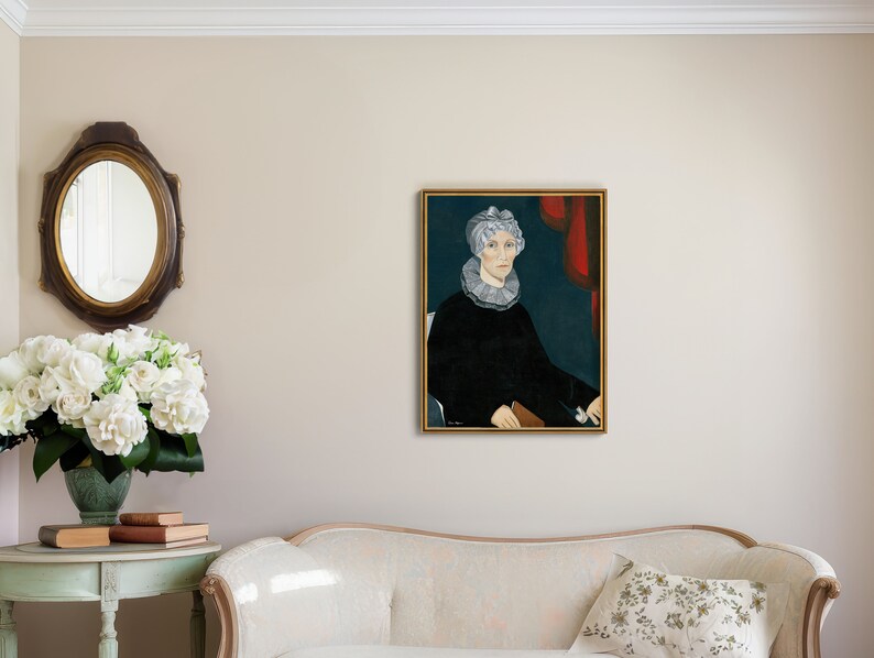 Op de afbeelding: Een schilderij van een vrouw die een witte kanten kraag en een witte muts draagt. Ze zit op een stoel met een donkerblauwe achtergrond en een rood gordijn.