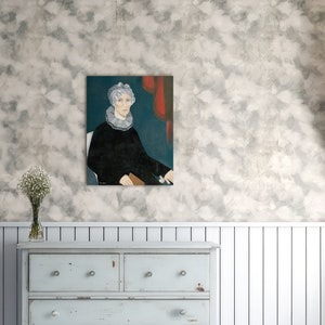 Op de afbeelding: Een schilderij van een vrouw die een witte kanten kraag en een zwarte jurk draagt. Ze zit op een stoel met een rood gordijn achter haar.