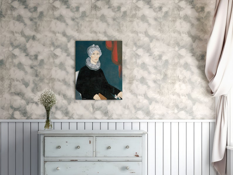 Op de afbeelding: Een schilderij van een vrouw die een witte kanten kraag en een zwarte jurk draagt. Ze zit op een stoel met een rood gordijn achter haar.
