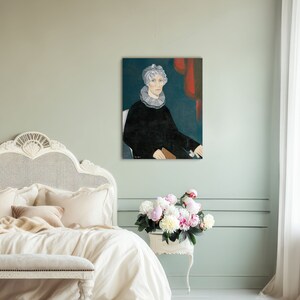 Op de afbeelding: Een schilderij van een vrouw met een witte kanten kraag en een zwarte jurk, zittend voor een rood gordijn.