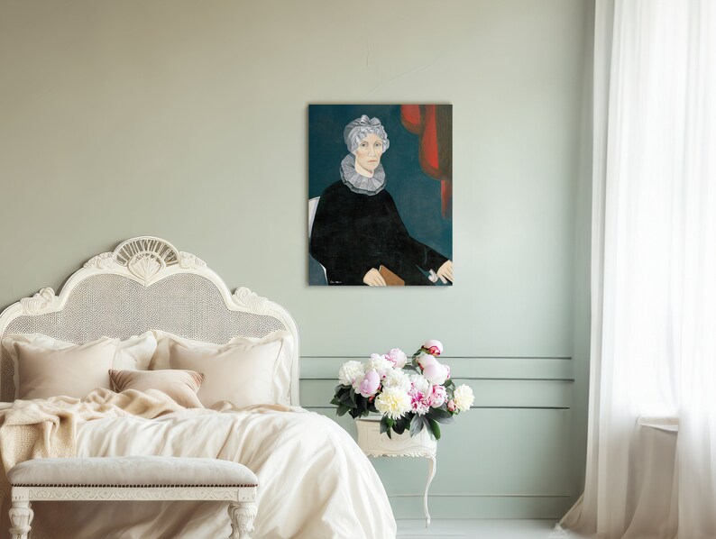 Op de afbeelding: Een schilderij van een vrouw met een witte kanten kraag en een zwarte jurk, zittend voor een rood gordijn.
