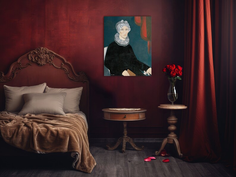 Op de afbeelding: Een bed in vintage stijl met een bruin hoofdeinde en een bruin deken. Een schilderij van een vrouw met een witte kraag en een rode achtergrond hangt aan de muur achter het bed. Een kleine houten tafel met een lade staat naast het bed, en een vaas met rode rozen staat op een houten tafel naast een rood gordijn.