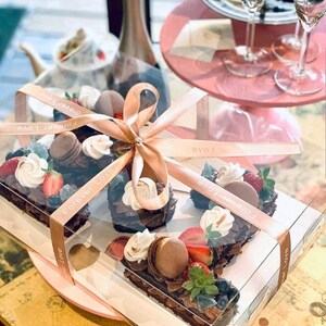 Lot De 2 Boîtes à Gâteau Transparentes 30x30x25 Cm - Avec Socle Et Ruban Rose - Pour Anniversaire, Cadeau, Présentation