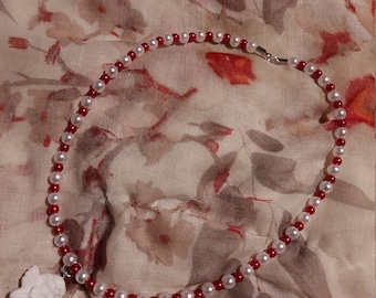 collar de cuentas de perlas blancas y cuentas rojas con encanto de ángel