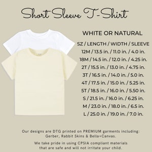K&ouml;nnte beinhalten: Zwei Kurzarm-T-Shirts, eines wei&szlig; und eines naturfarben, werden gezeigt. Das Bild enth&auml;lt Gr&ouml;&szlig;en- und Ma&szlig;angaben in Zoll f&uuml;r jedes Shirt, wie L&auml;nge, Breite und &Auml;rmelgr&ouml;&szlig;e. Der Text erw&auml;hnt auch die verwendeten Materialien.