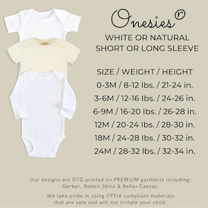 K&ouml;nnte beinhalten: Drei wei&szlig;e und naturfarbene Baby-Bodys mit kurzen und langen &Auml;rmeln. Das Bild enth&auml;lt Gr&ouml;&szlig;en-, Gewichts- und H&ouml;henangaben f&uuml;r jede Gr&ouml;&szlig;e, von 0-3 Monaten bis 24 Monaten. Der Text besagt, dass die Designs auf Premium-Kleidungsst&uuml;cken gedruckt sind.