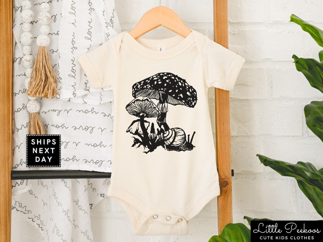 Snail Print Baby Essentials Set – 4-Piece (Shirt, Shorts, Cap & Bib) main image 0