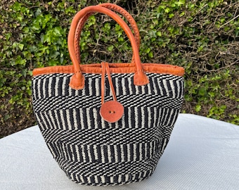 Blanco y negro :Bolso cesta hecho a mano de sisal y lana reciclada