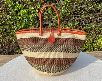 Marrón y tostado: Bolso tipo cesta de sisal tejido