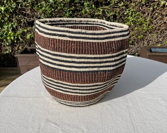 Dark brown: Fine woven planter basket