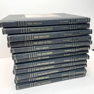 Puede incluir: Una pila de libros de tapa dura azul oscuro de la serie Time-Life Books, "The Seafarers". Los t&iacute;tulos incluyen "The Armada", "The East Indiamen" y "The Whalers". Los libros tienen letras doradas y un aspecto texturizado.
