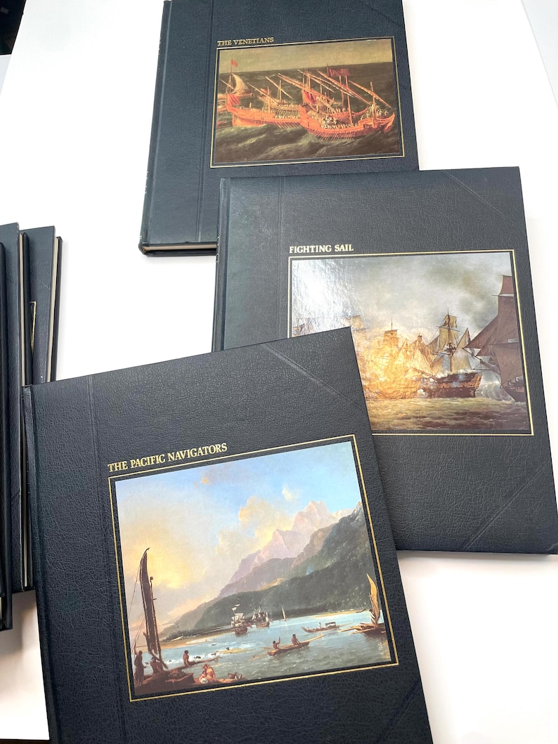 Puede incluir: Una colecci&oacute;n de libros de tapa dura con temas mar&iacute;timos. Las cubiertas son negras con ilustraciones enmarcadas en oro de veleros y escenas hist&oacute;ricas. Los t&iacute;tulos incluyen "The Venetians", "Fighting Sail" y "The Pacific Navigators".