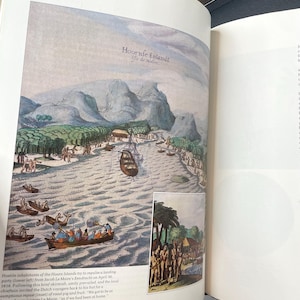 Puede incluir: Ilustraci&oacute;n hist&oacute;rica de una escena costera con barcos, personas y edificios. El texto "Hoornfe Eylandt" es visible. La imagen es una representaci&oacute;n hist&oacute;rica de un desierto acu&aacute;tico.